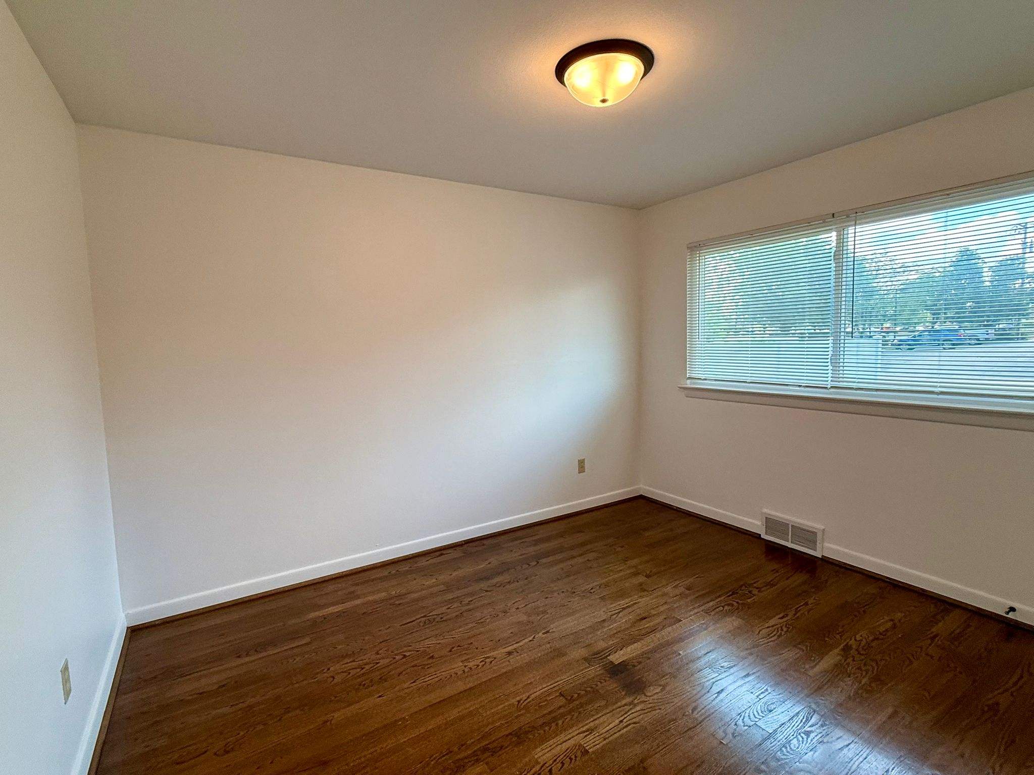 3 Bedrooms Bedrooms, ,1.5 BathroomsBathrooms,Woodford Homes,For Rent,1351