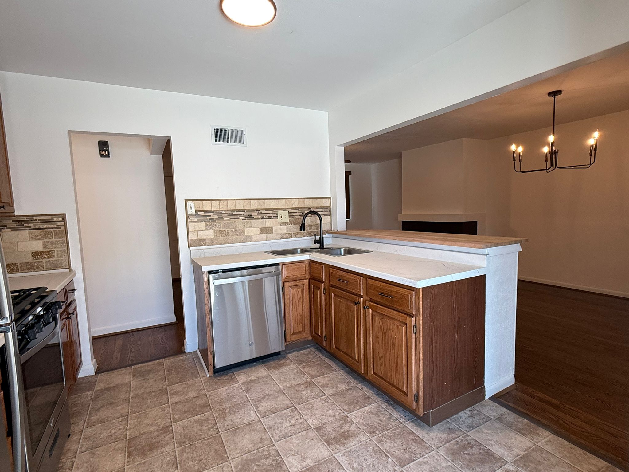 3 Bedrooms Bedrooms, ,1.5 BathroomsBathrooms,Woodford Homes,For Rent,1351
