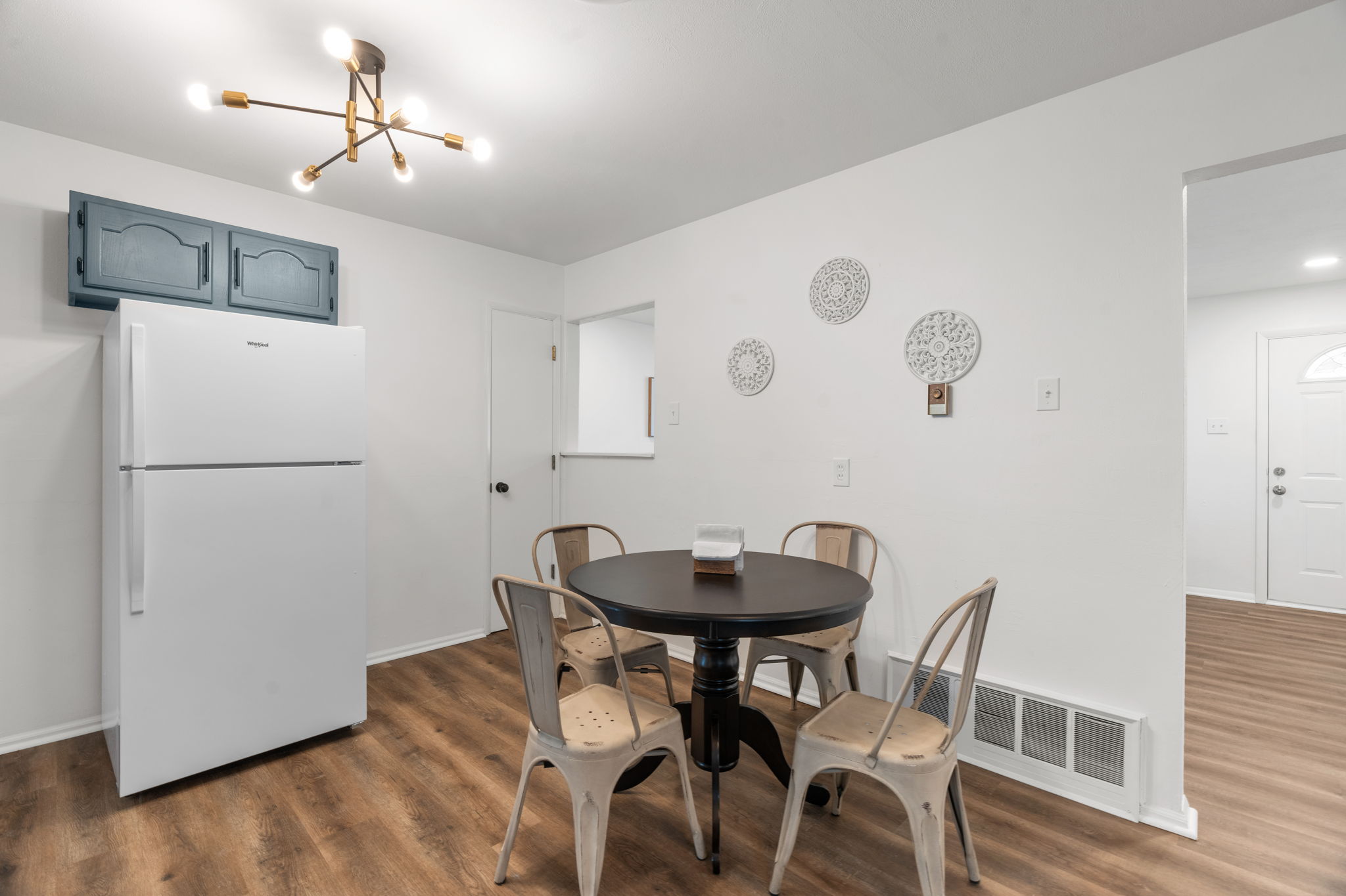 4 Bedrooms Bedrooms, ,1.5 BathroomsBathrooms,Woodford Homes,For Rent,1352